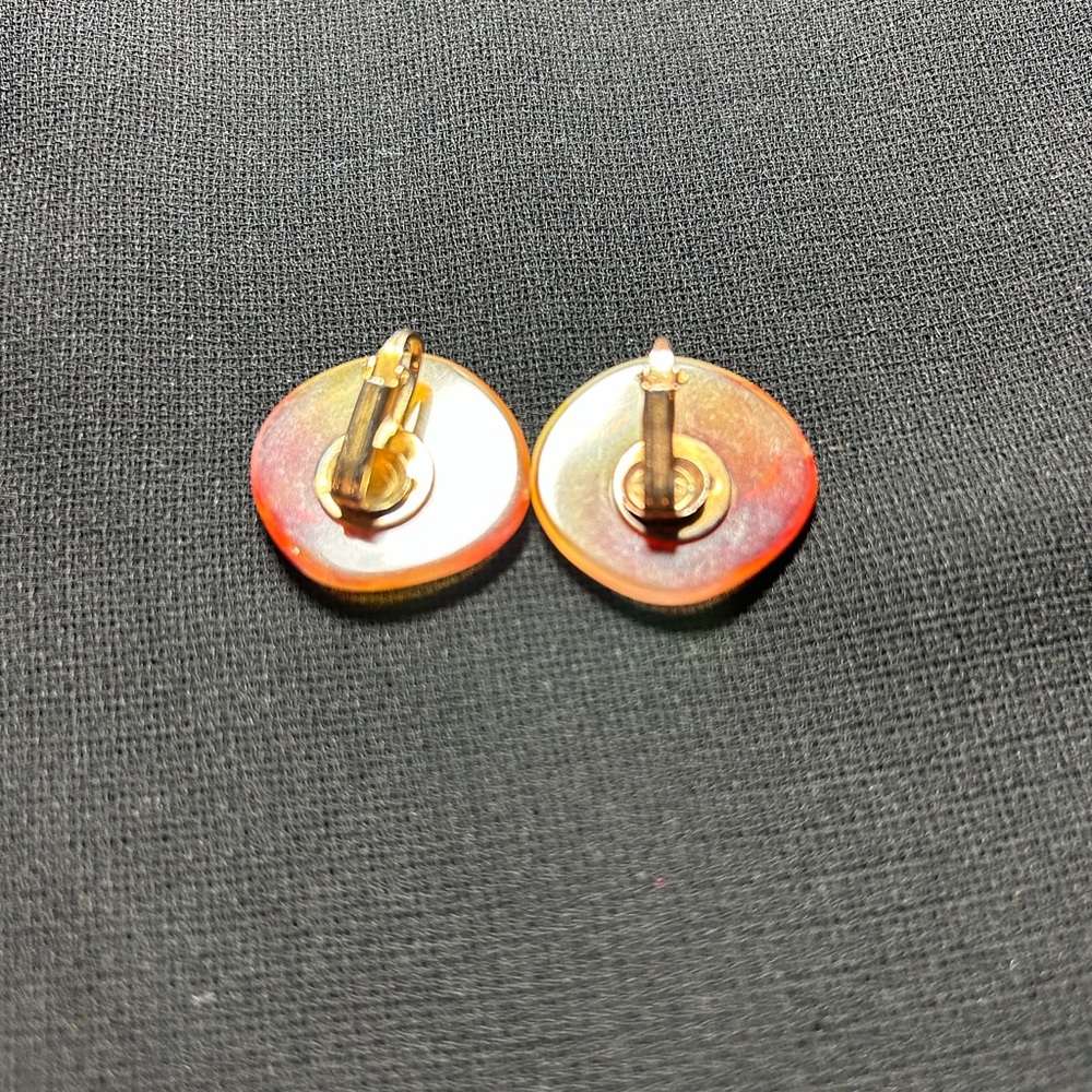 VTG Beautiful Amber Swirled Plastic Clip on earrings. Unbranded. - Picture 5 of 7